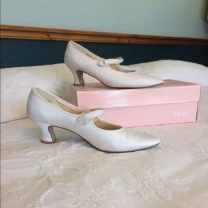 Dyeables White Silk Women’s Shoes   Size 7-1/2 AA.